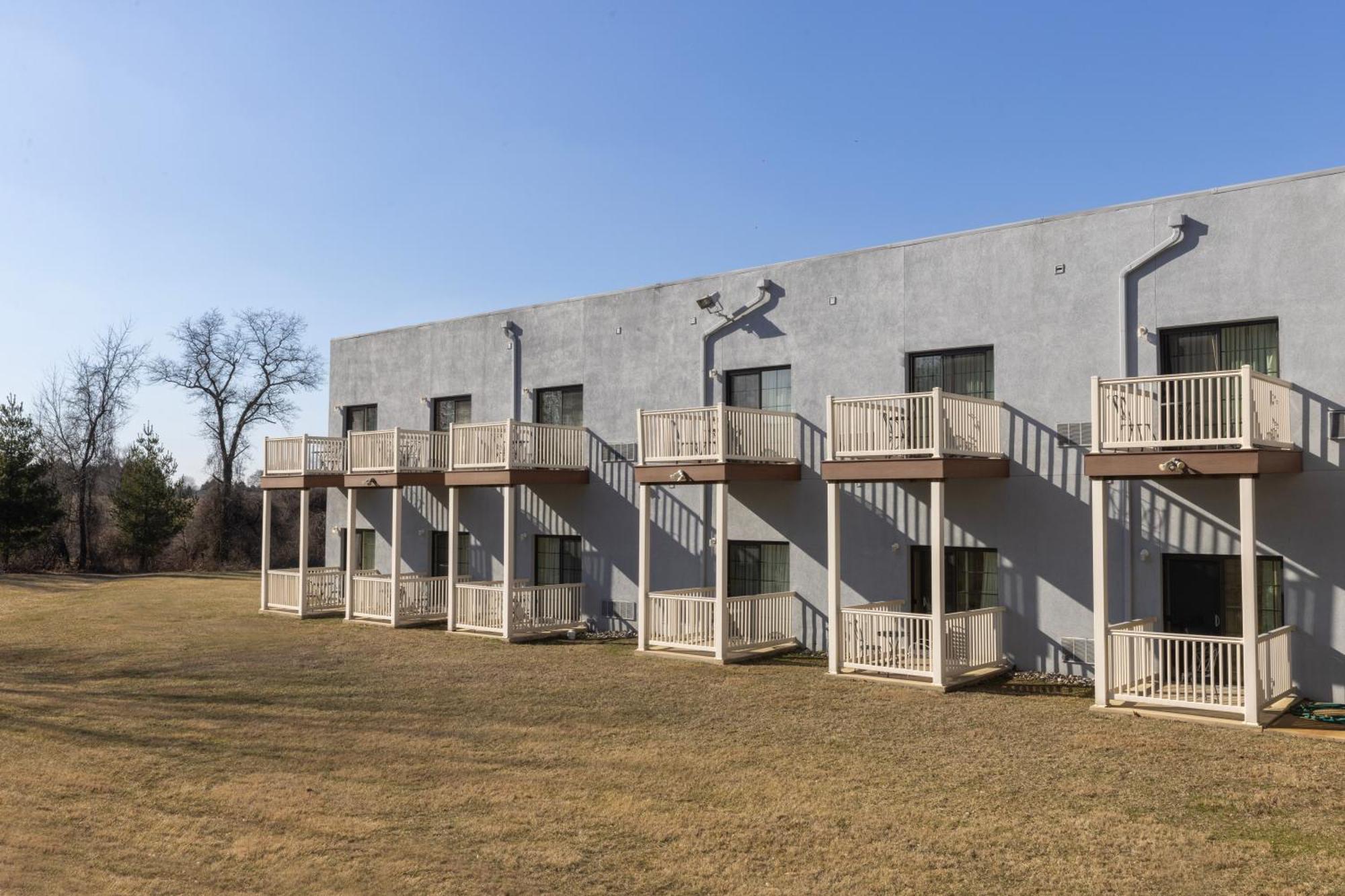 Brinton Suites ウェストチェスター エクステリア 写真
